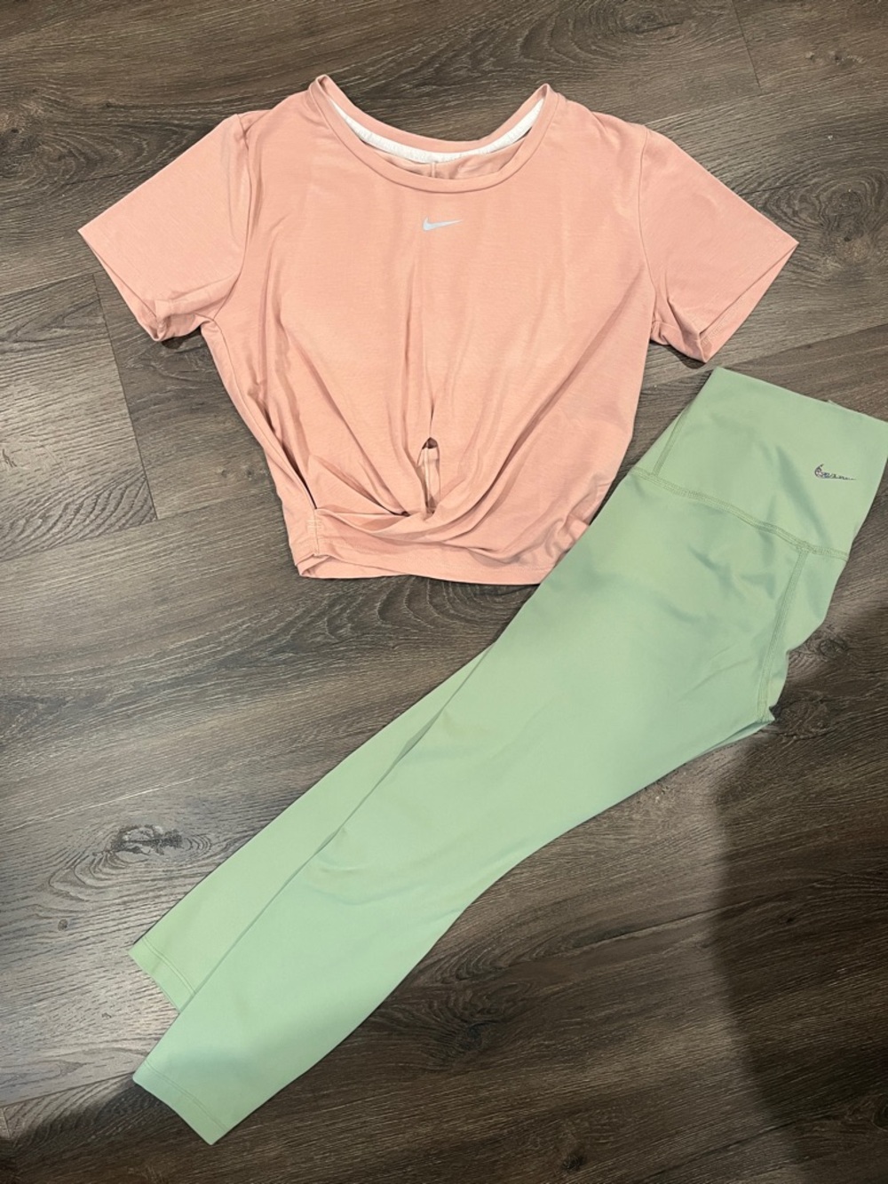 *Like New*Nike Twist Crop Top&Yoga Leggings